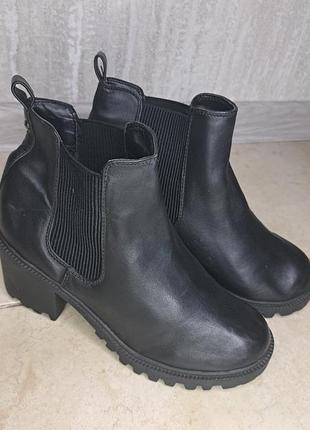 Черевики жіночі