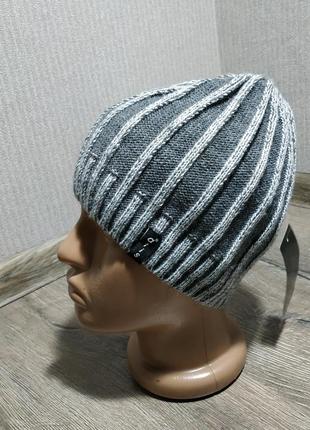 Нова шапка з біркою сіра з темно-сірими вставками, всередині на флісі.