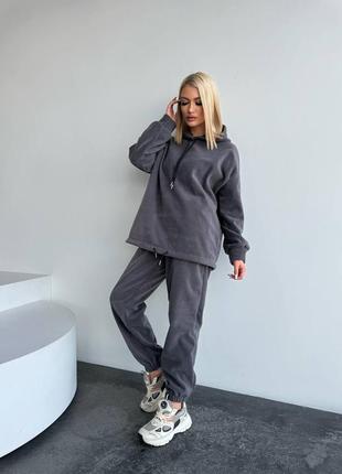 Теплый спортивный костюм из худи с капюшоном с манжетами на рукавах с шнурками из низа с брюками с карманами с манжетами на резинке