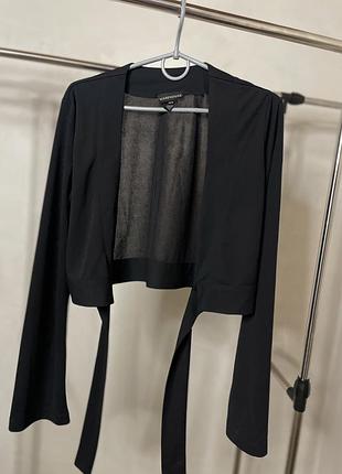 Крута укорочена блуза на запах