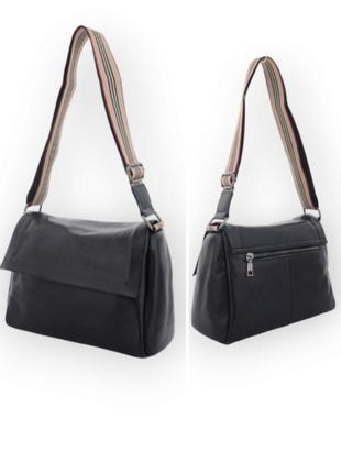 Компактна сумка з зернистої шкіри, із широкою плечовою регульованою ручкою з текстилю