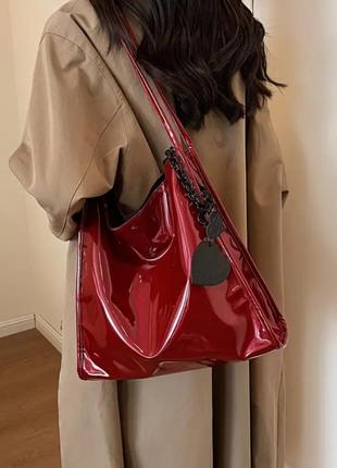 Червона лакова сумка шопер
