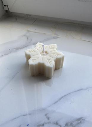 Новогодняя свеча снежинка в подарочной упаковке