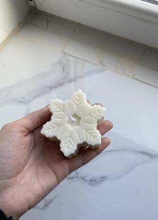 Новогодняя свеча снежинка в подарочной упаковке