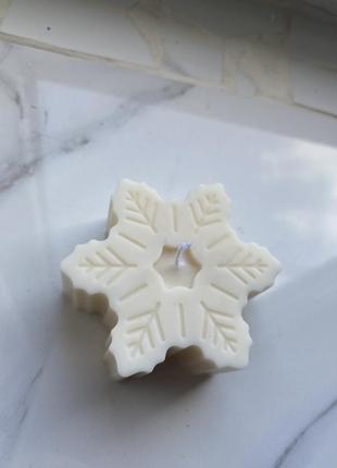 Новогодняя свеча снежинка в подарочной упаковке