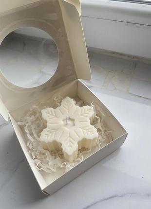 Новогодняя свеча снежинка в подарочной упаковке