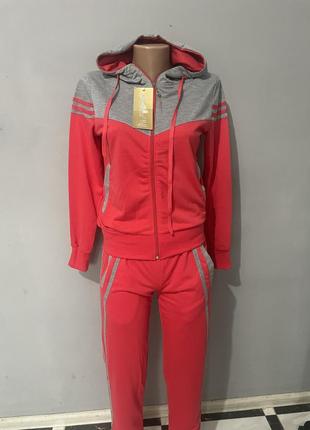 Жіночий спортивний костюм