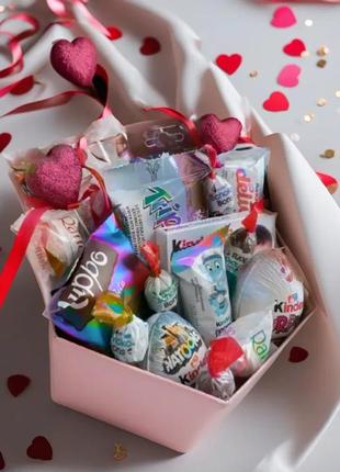 Подарок девушке, сюрприз-бокс для подруги, коробка сладостей на день влюбленных и 8 марта