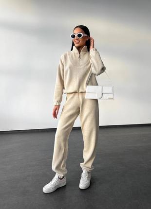 Женский вязаный костюм