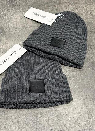 Топові шапки від бренду calvin klein у трьох кольорах