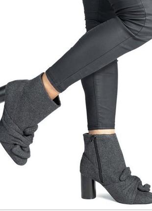 Чоботи черевики ботильйони на каблуку сірі войлочні2 фото