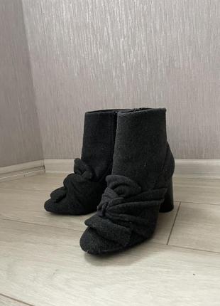 Чоботи черевики ботильйони на каблуку сірі войлочні4 фото