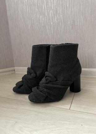 Чоботи черевики ботильйони на каблуку сірі войлочні3 фото