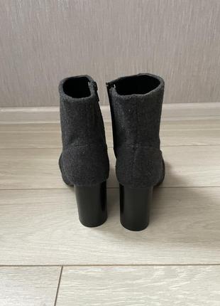Чоботи черевики ботильйони на каблуку сірі войлочні8 фото