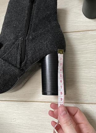 Чоботи черевики ботильйони на каблуку сірі войлочні7 фото