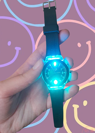 Годинник з різнокольоровим підсвічуванням