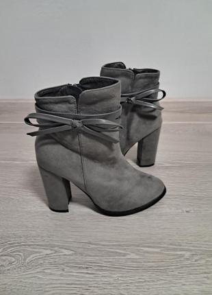 Ботинки на каблуке новые