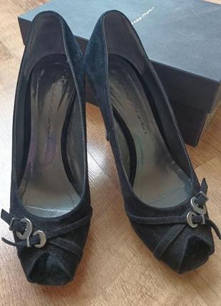 Замшеві туфлі чорного кольору.