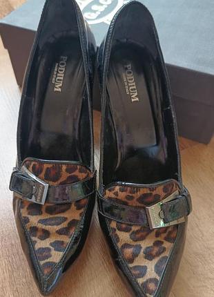 Лакові туфлі