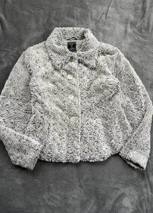 Шубка сіра плюш на ґудзиках коротка легка