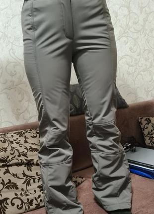 Жіночі гірськолижні брюки з м'якої тканини softshell від французького бренду poivre blanc в ідеальному стані.