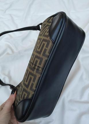 Сумка-багет в принт в стиле fendi сумочка сумка багет кросс боди4 фото
