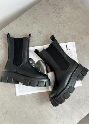 Черные высокие ботинки челси