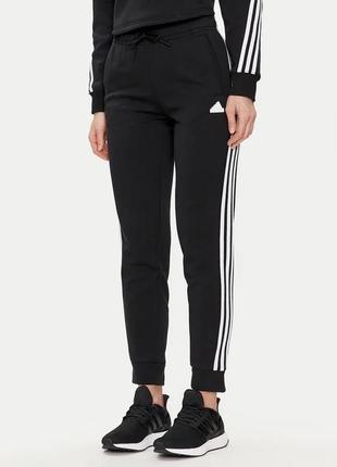 Жіночі щільні спортивні штани adidas future icons з ломпасамм