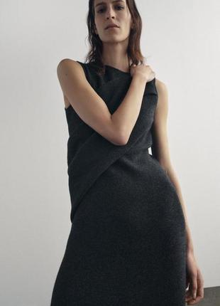 Однотонна трикотажна сукня з напуском  zara