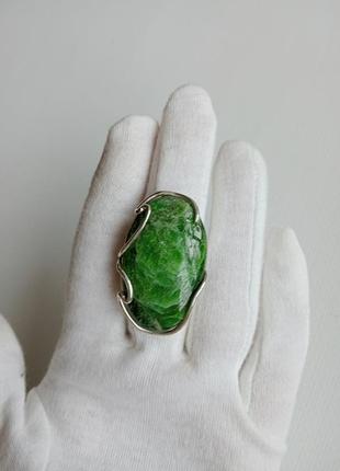 Серебряное кольцо с зеленым гранатом