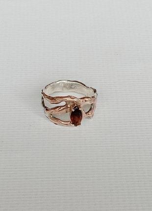 Серебряная кольца унисекс с позолотой и красным гранатом.