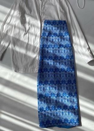 Красива спідничка міді в небесному кольорі