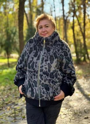 Двухсторонняя дубленка-бомбер из лазуровой экокожи и меха зеленый леопард