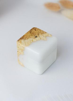 Деревянная коробочка для кольца из эпоксидной смолы harmony 40х40х40 мм white шкатулка из смолы