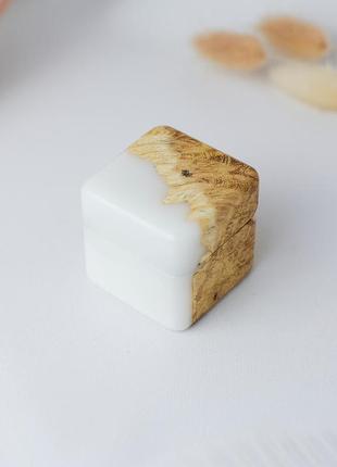 Деревянная коробочка для кольца из эпоксидной смолы harmony 40х40х40 мм white шкатулка из смолы