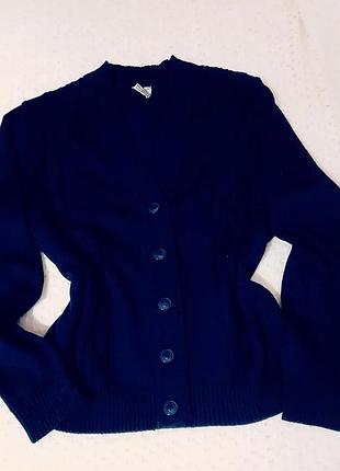 Кардиган синего цвета, выполнен в австрее
