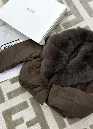 Роскошная укороченная зимняя куртка с английским воротником под соболе