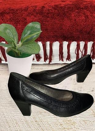 Взуття для жінок класичні чорні зручні кожані туфлі на підборах розмір 39