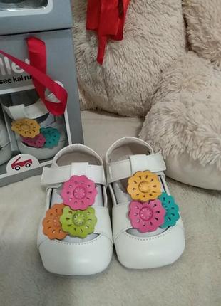 Пинетки белые с цветами 12-18 мес smaller by see kai run