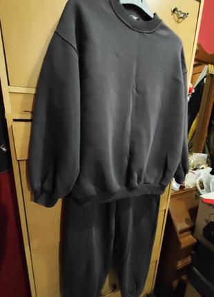 Классный теплый с начесом оверсайз спортивный костюм