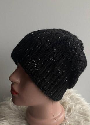 Тепла вʼязана вовняна шапка