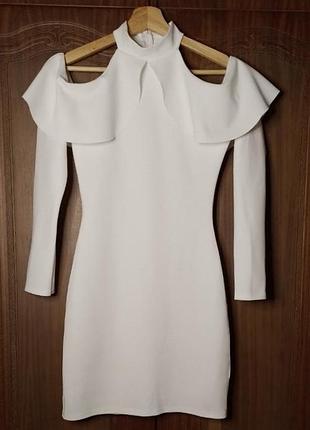 Короткое платье белое коктейльное