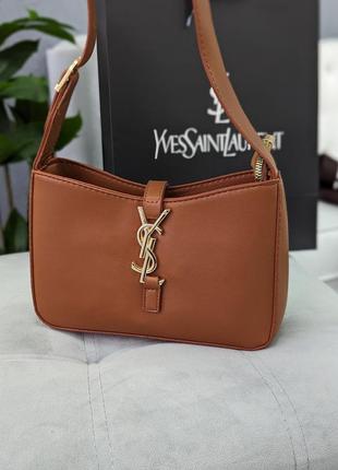 Сумочка yves saint-laurent на плече із гладкої еко-шкіри,має сучасний і мінімалістичний дизайн.