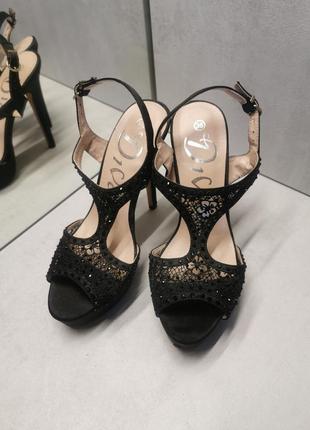 Босоніжки на каблучці, ткпнина сатин і стрази