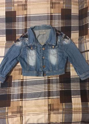 Джинсовый укороченный пиджак со стразами