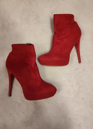 Ботильоны красные на высоком каблуке