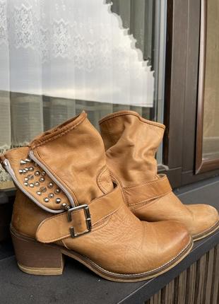 Сапожки / сапоги кожаные итальянские на кольца коричневого цвета имеют потертости нуждаются в реставрации в другом все в хорошем состоянии размер 40