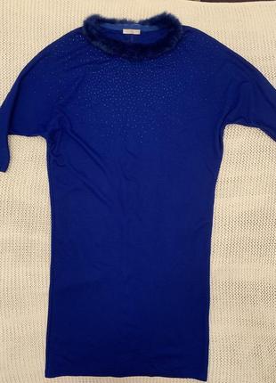 Сукня з камінчиками та воротом з норочки