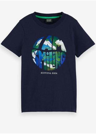 Шикарная хлопковая футболка синего цвета с ярким принтом scotch&soda made in india
