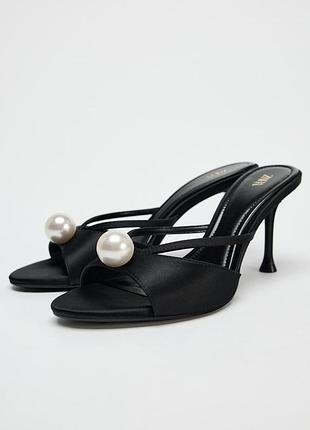Босоножки на каблуках с искусственным жемчужином